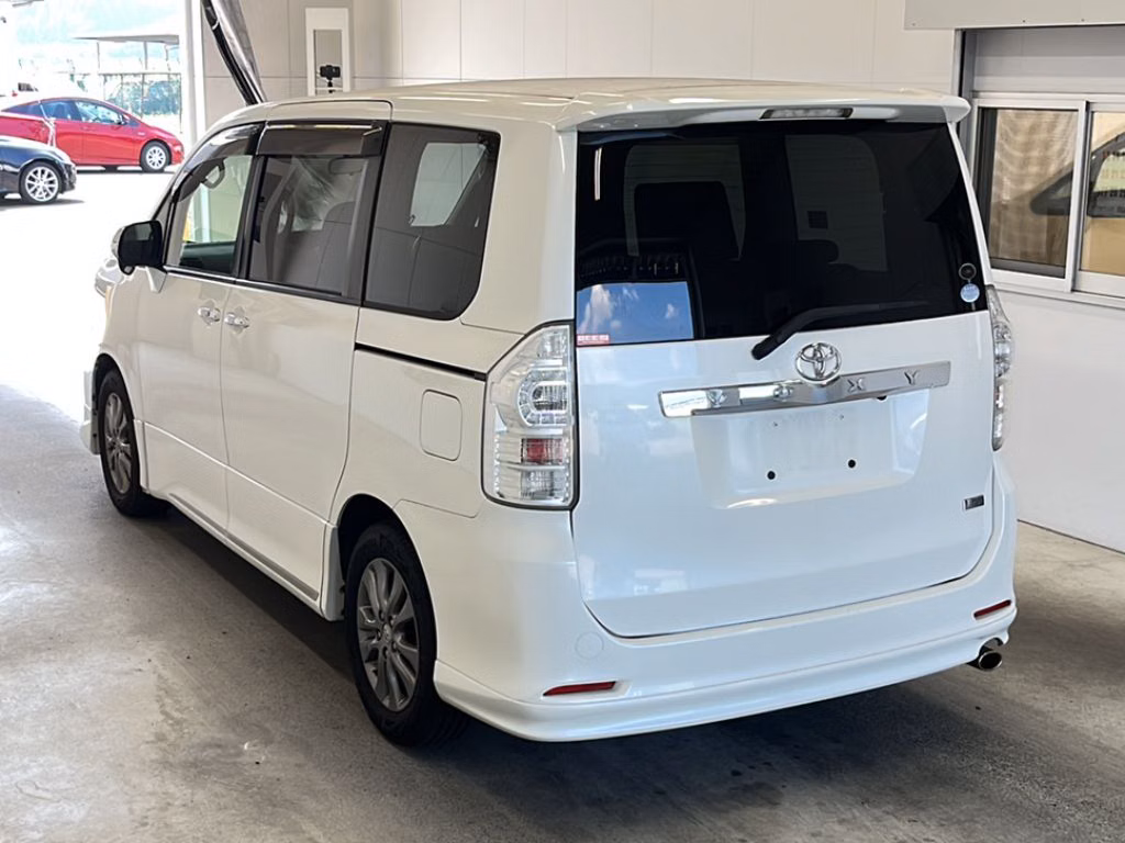 TOYOTA VOXY