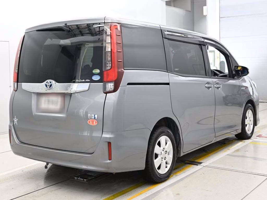 TOYOTA NOAH