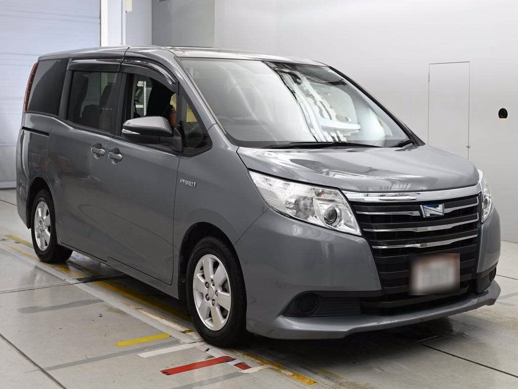 TOYOTA NOAH