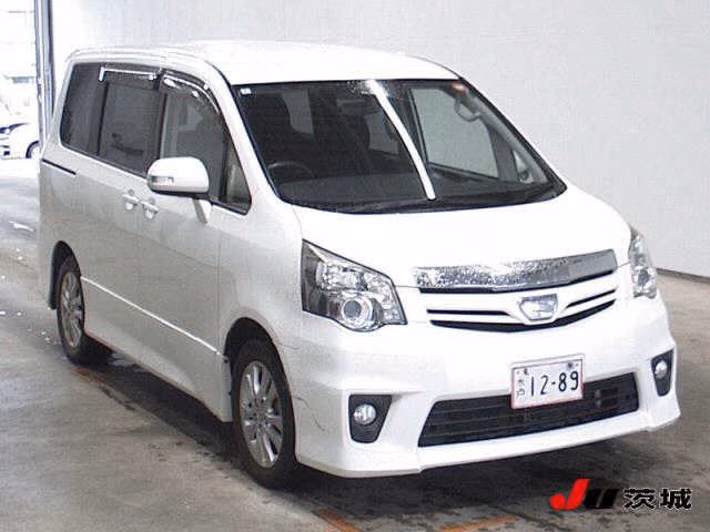 TOYOTA NOAH
