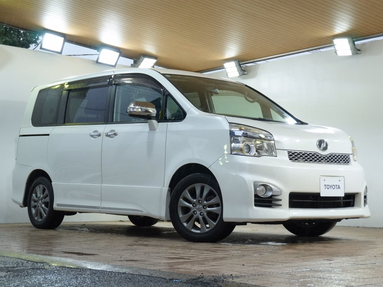 TOYOTA VOXY