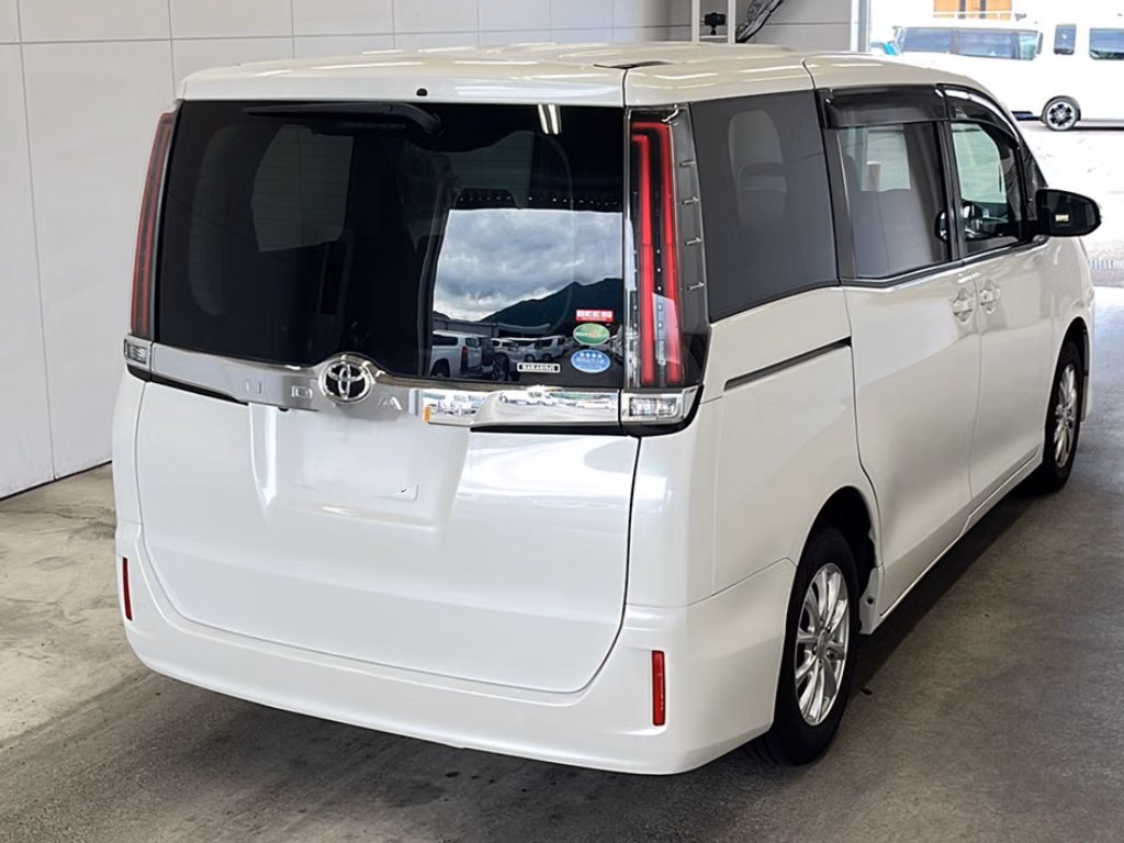TOYOTA NOAH