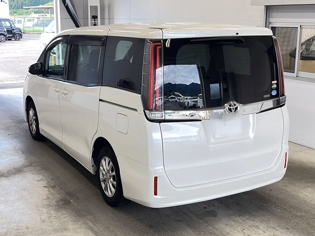 TOYOTA NOAH