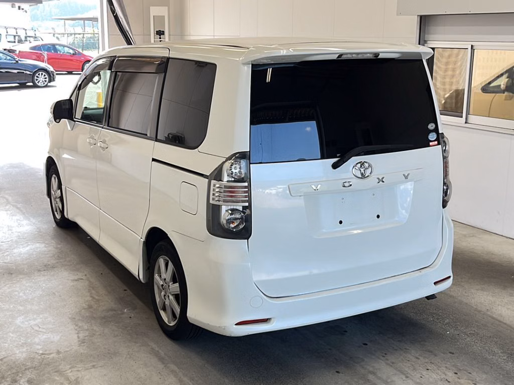 TOYOTA VOXY