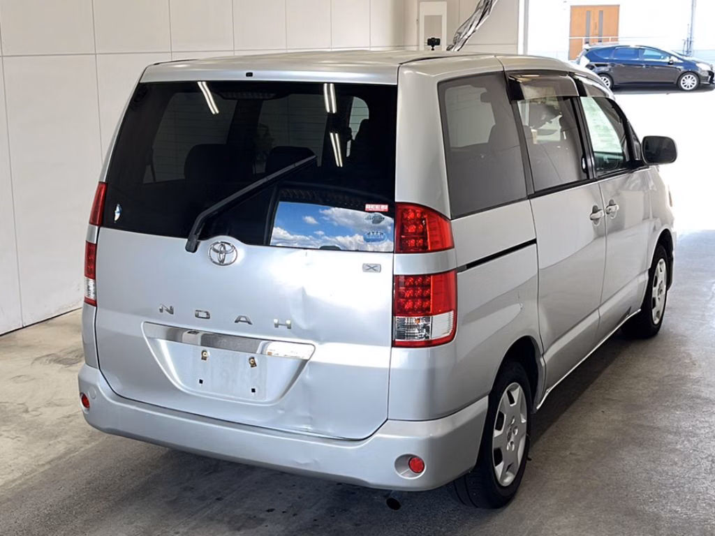 TOYOTA NOAH