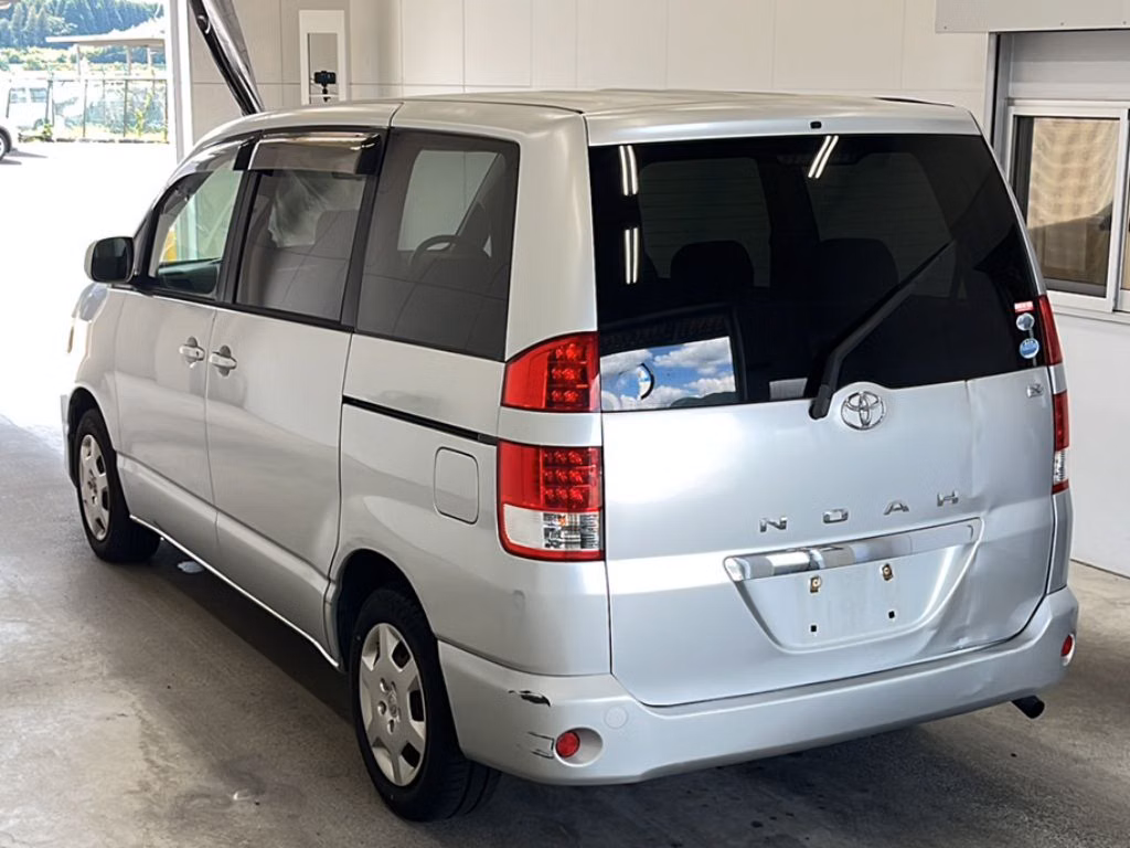 TOYOTA NOAH