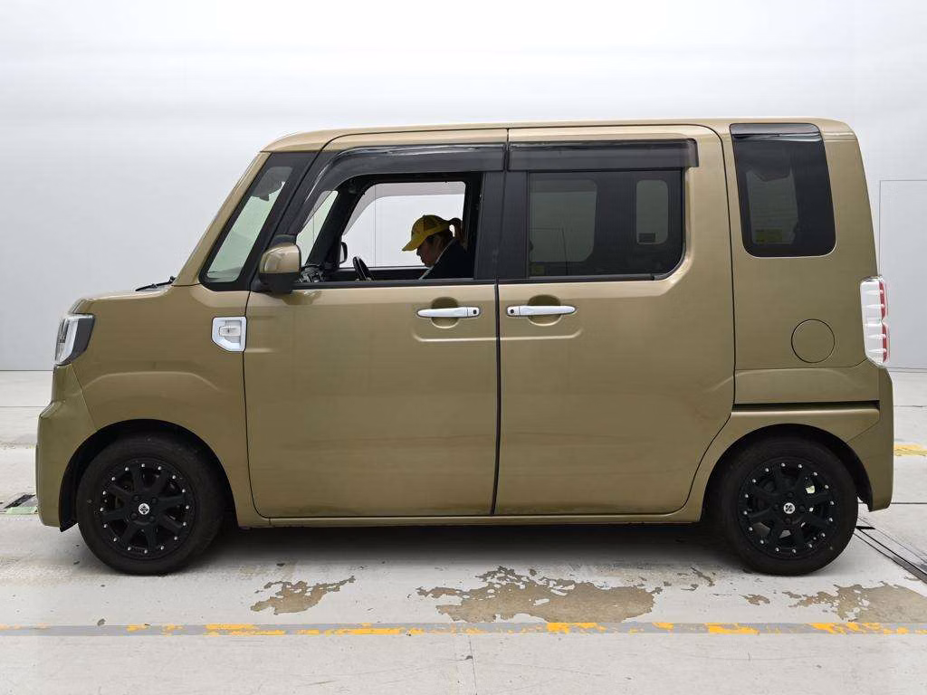 DAIHATSU WAKE