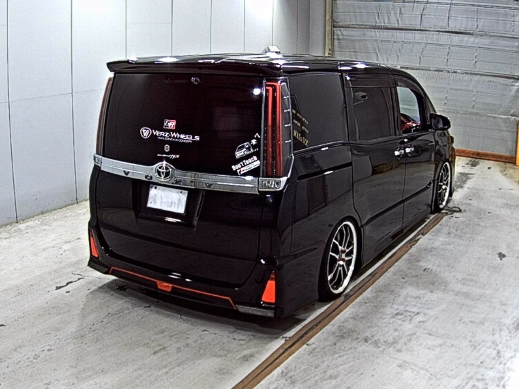 TOYOTA VOXY