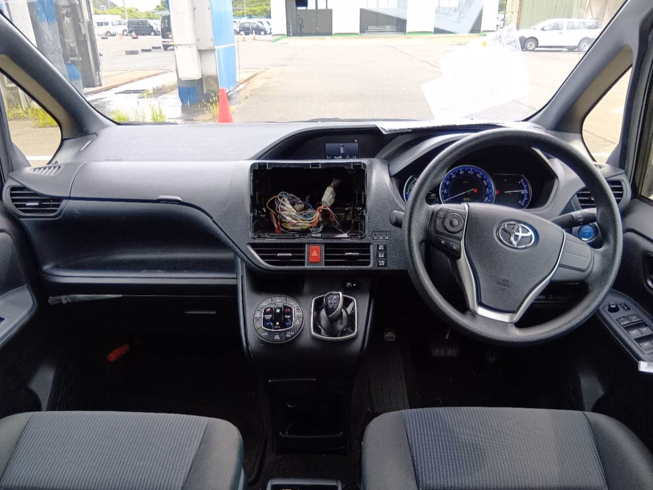 TOYOTA VOXY