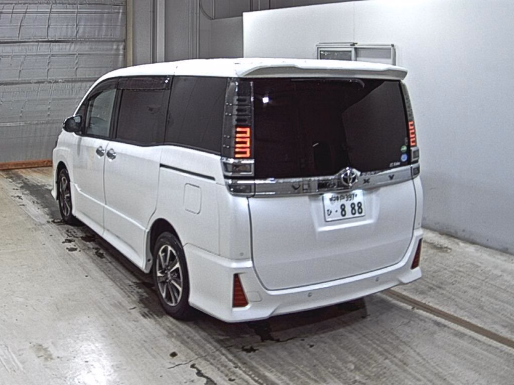 TOYOTA VOXY