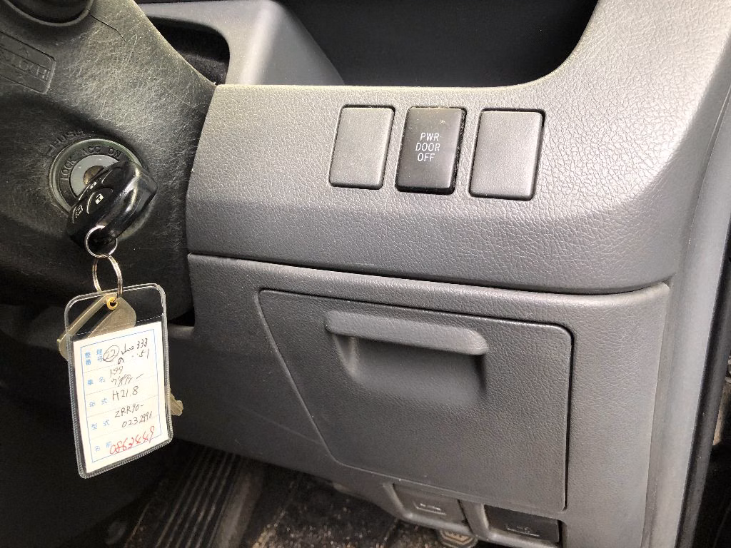 TOYOTA VOXY