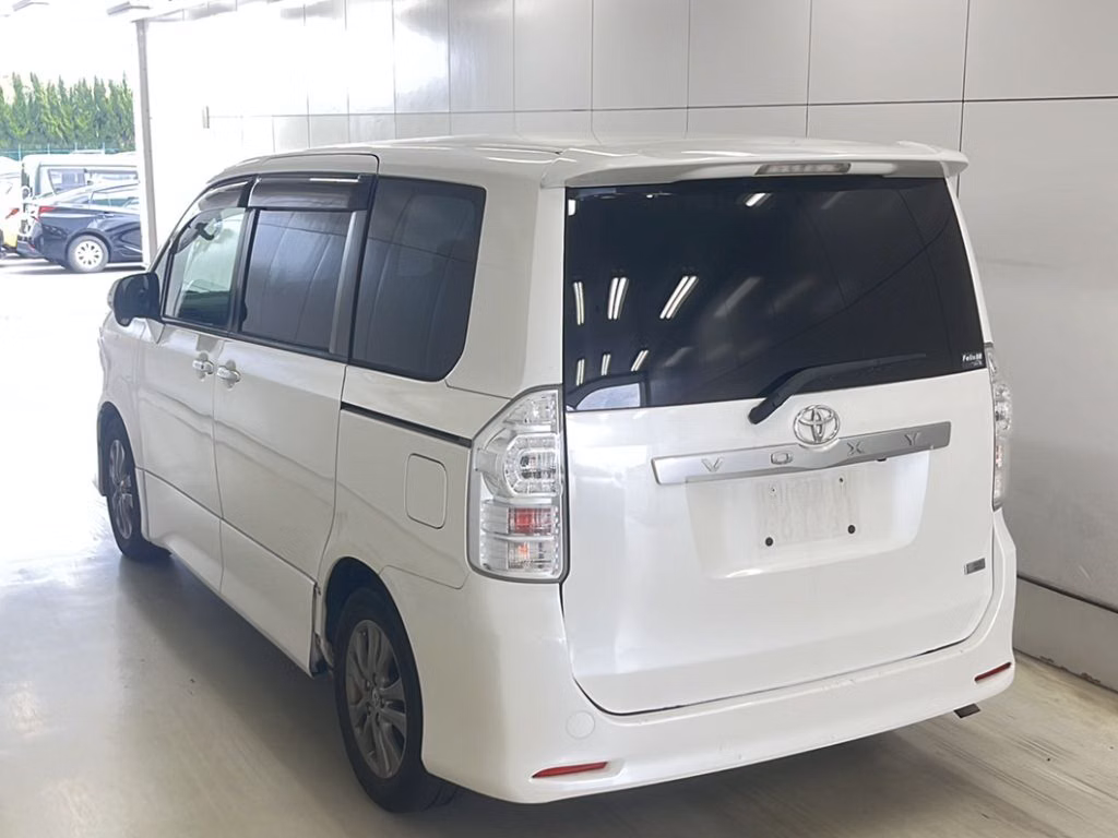 TOYOTA VOXY