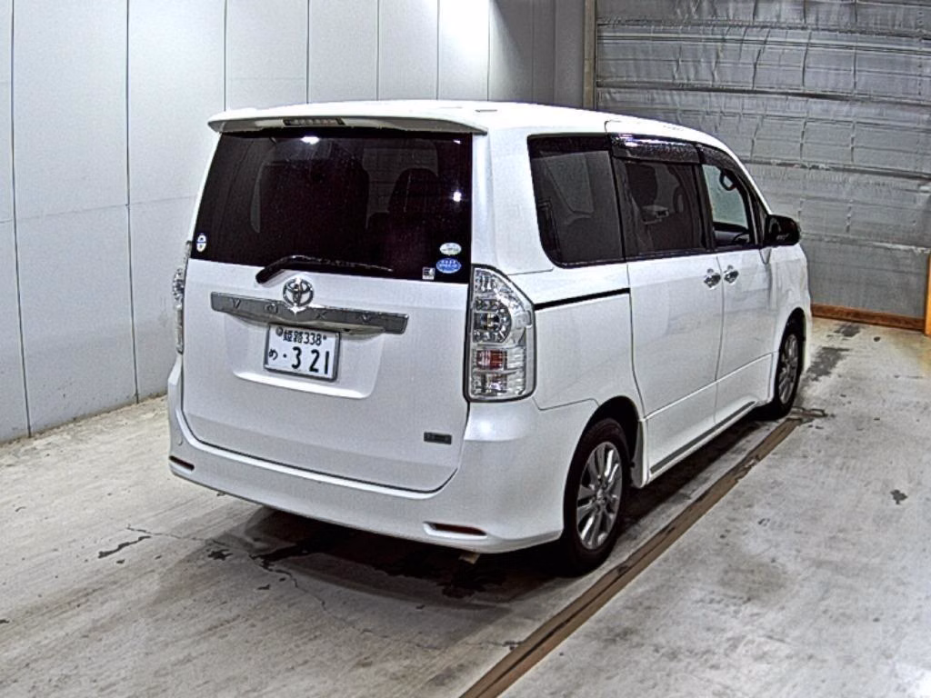 TOYOTA VOXY