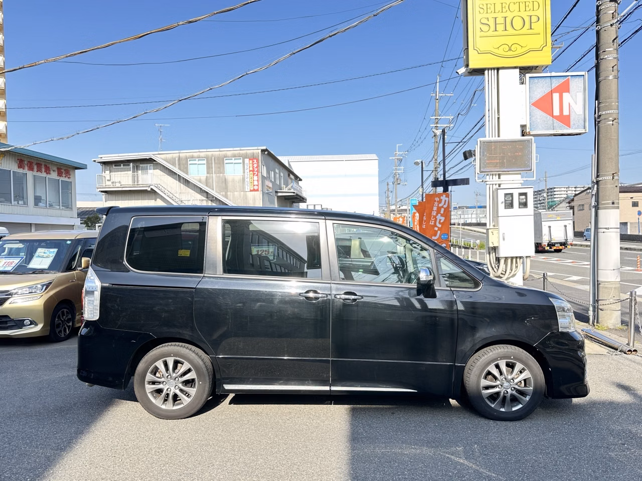 TOYOTA VOXY