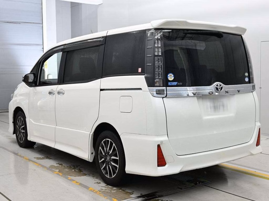 TOYOTA VOXY