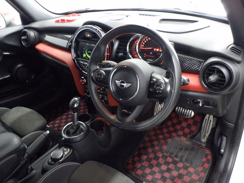 MINI HATCH