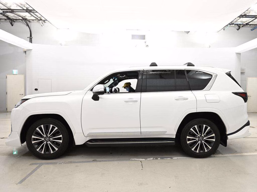 Lexus LX600
