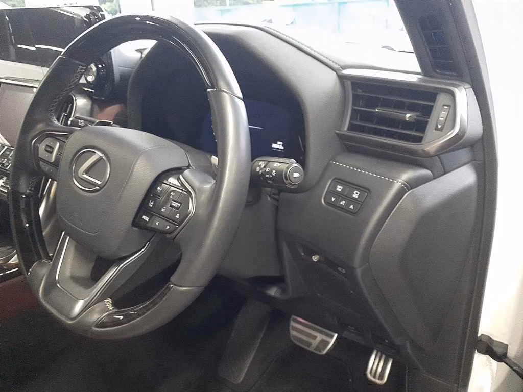 Lexus LX600