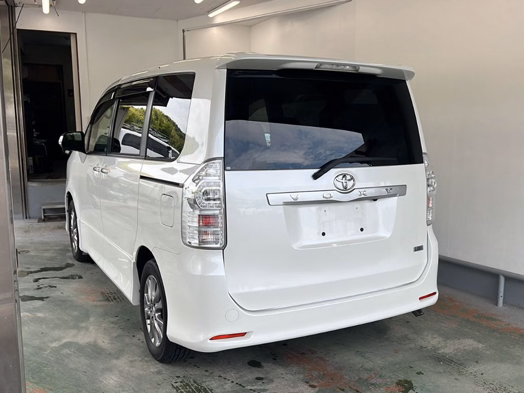TOYOTA VOXY