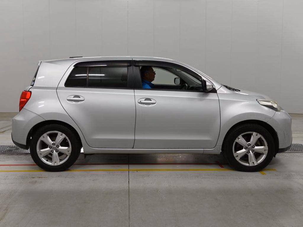 TOYOTA IST