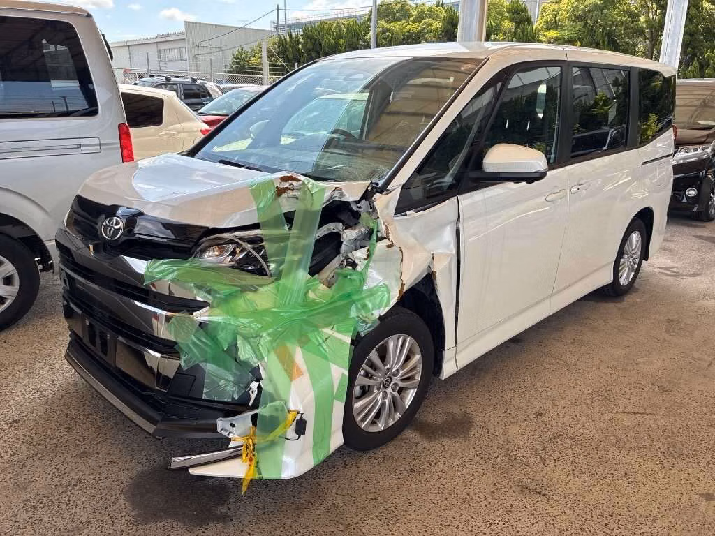 TOYOTA NOAH