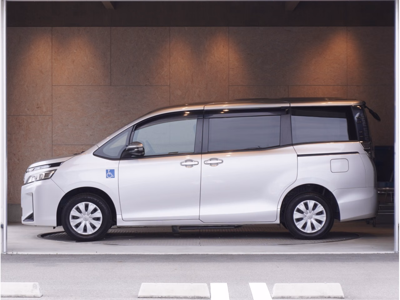 TOYOTA VOXY