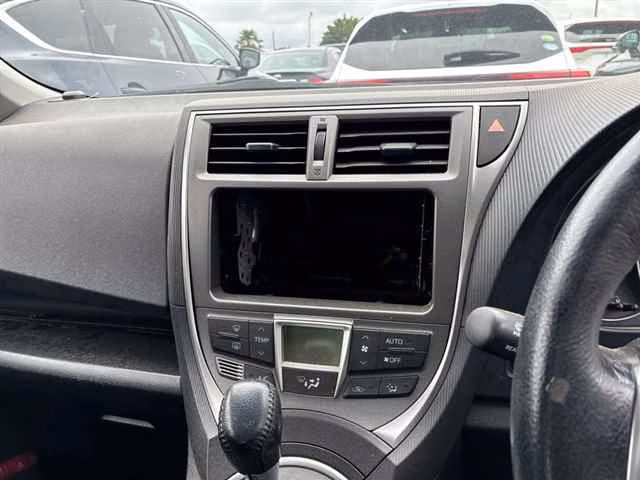 SUBARU TREZIA