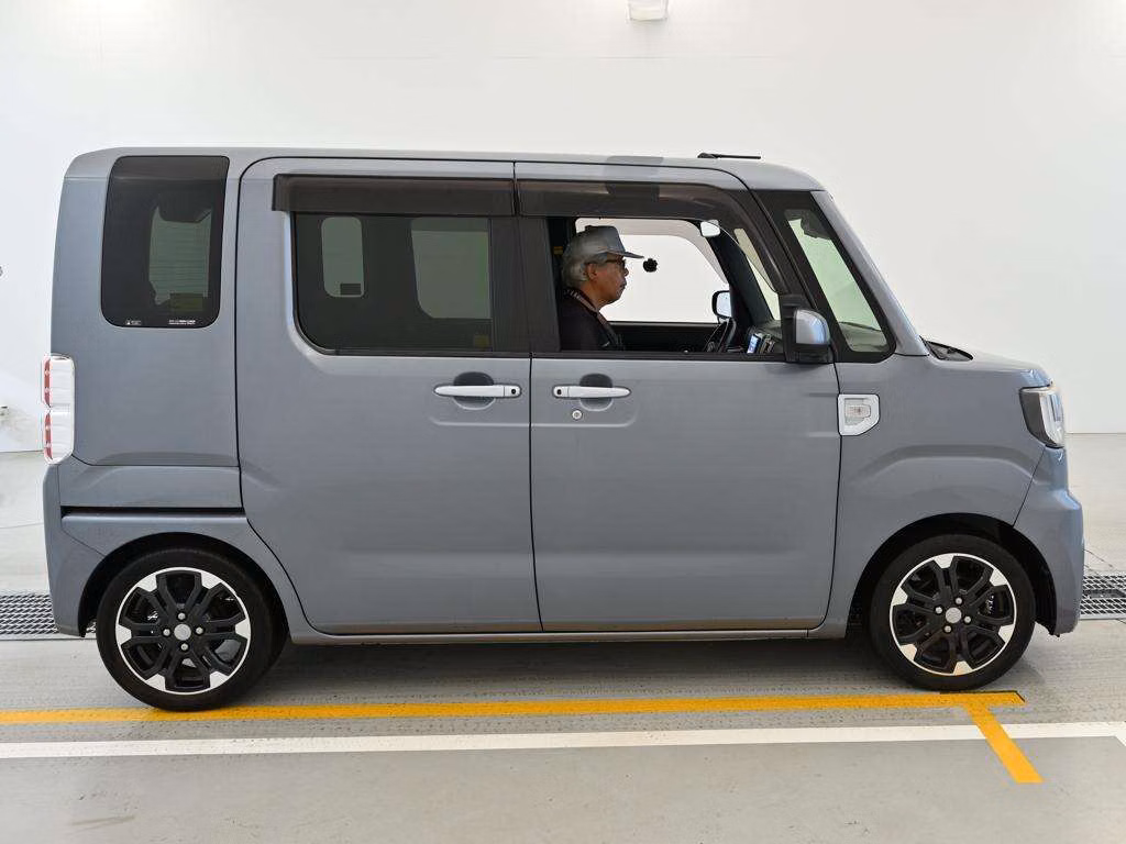 DAIHATSU WAKE