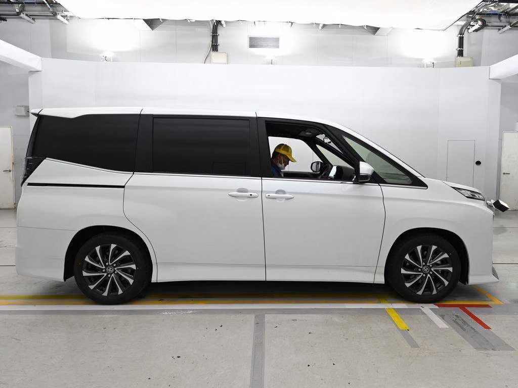 TOYOTA VOXY