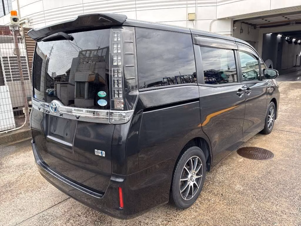 TOYOTA VOXY