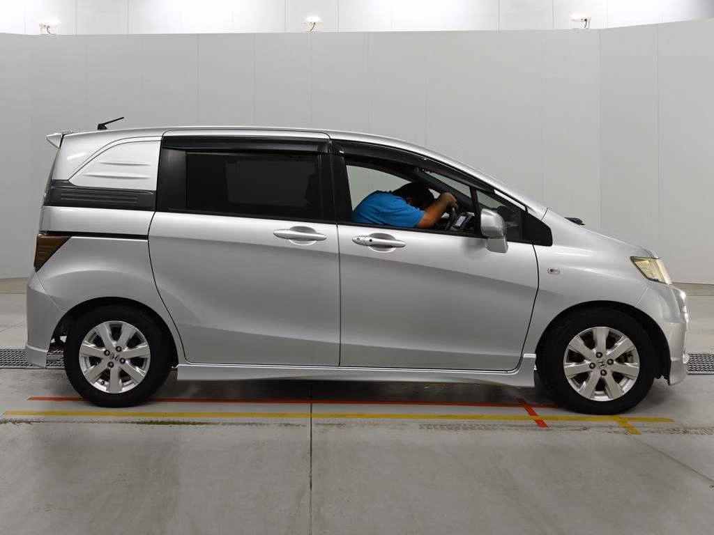 HONDA FREED SPIKE