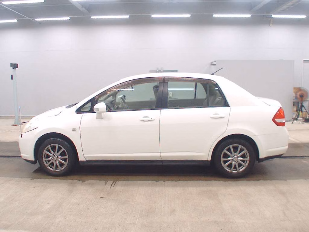 NISSAN TIIDA LATIO