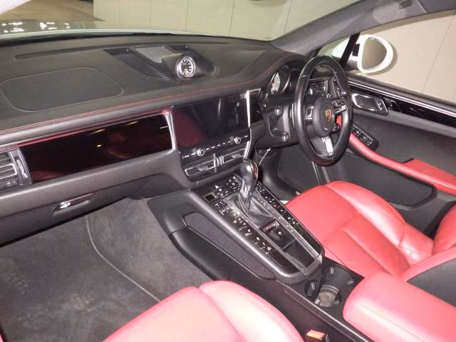 PORSCHE MACAN