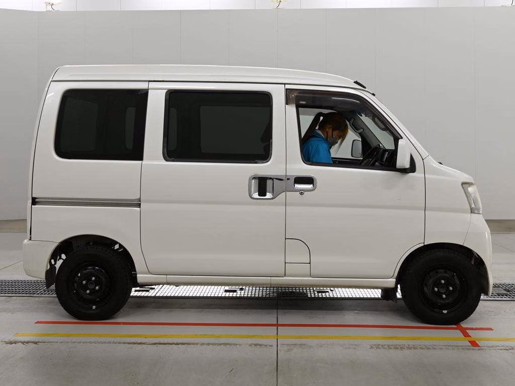 TOYOTA PIXIS VAN