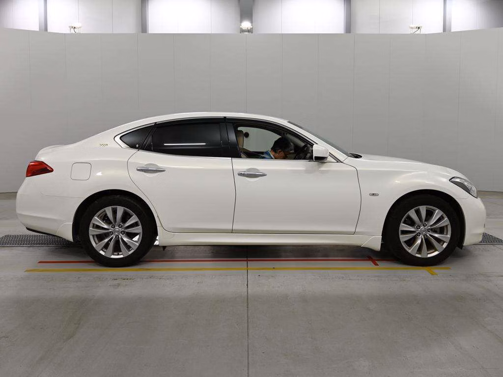 NISSAN FUGA