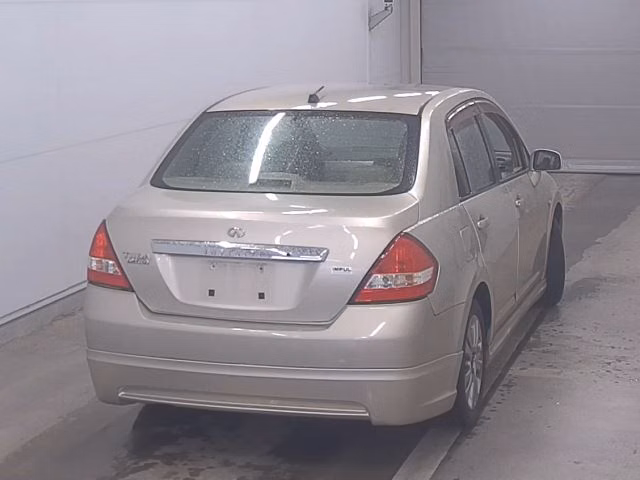 NISSAN TIIDA LATIO