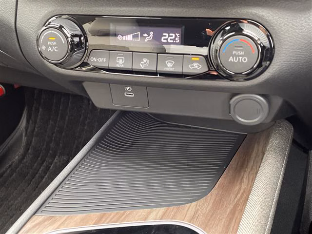 Nissan Aura