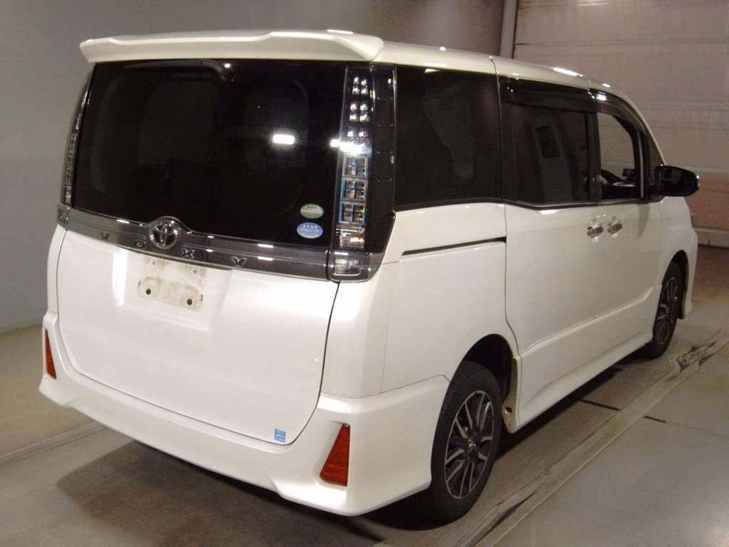 TOYOTA VOXY