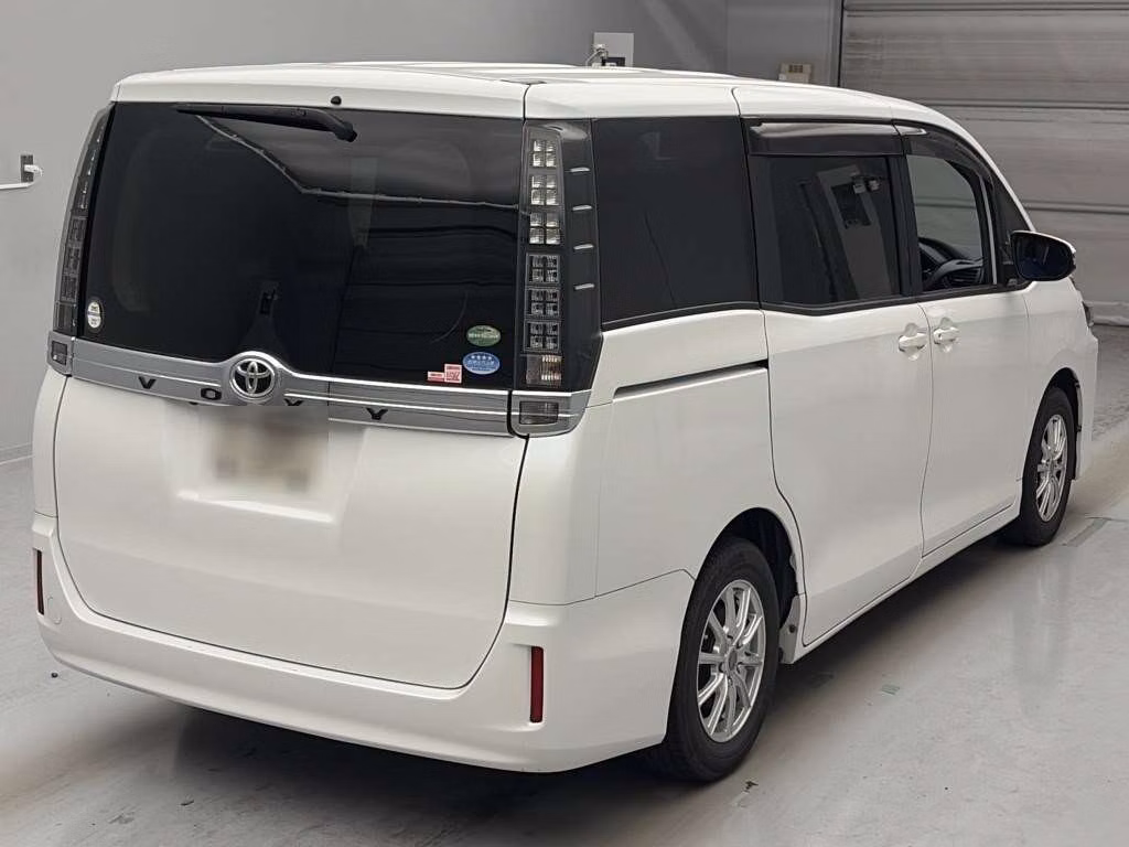 TOYOTA VOXY
