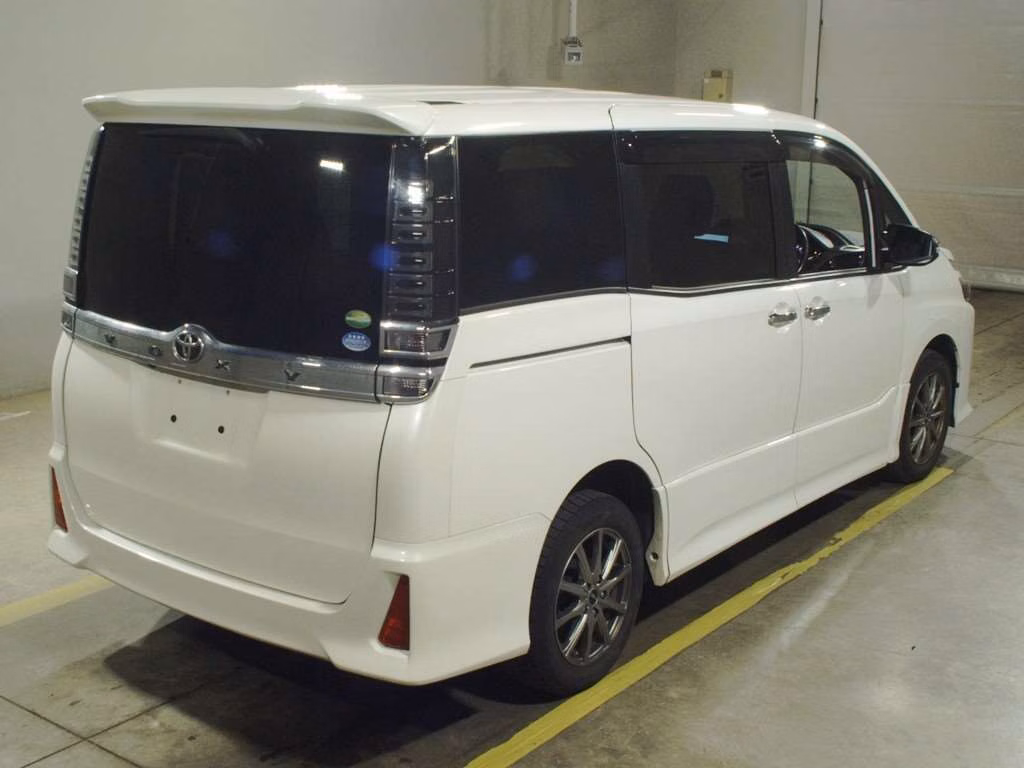 TOYOTA VOXY