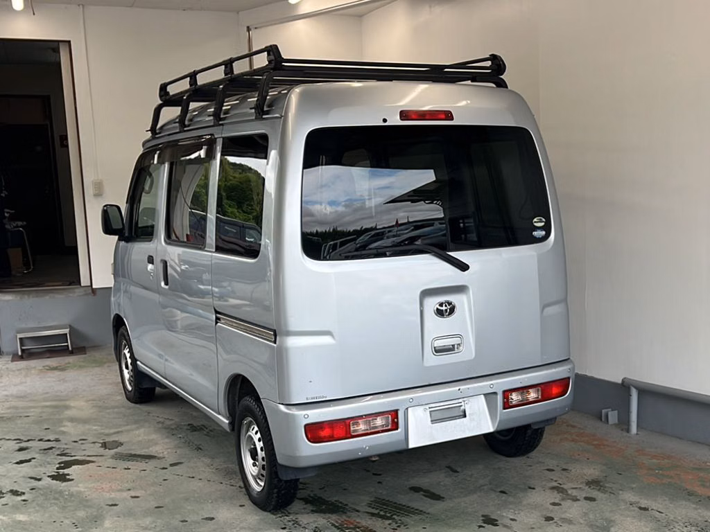 TOYOTA PIXIS VAN