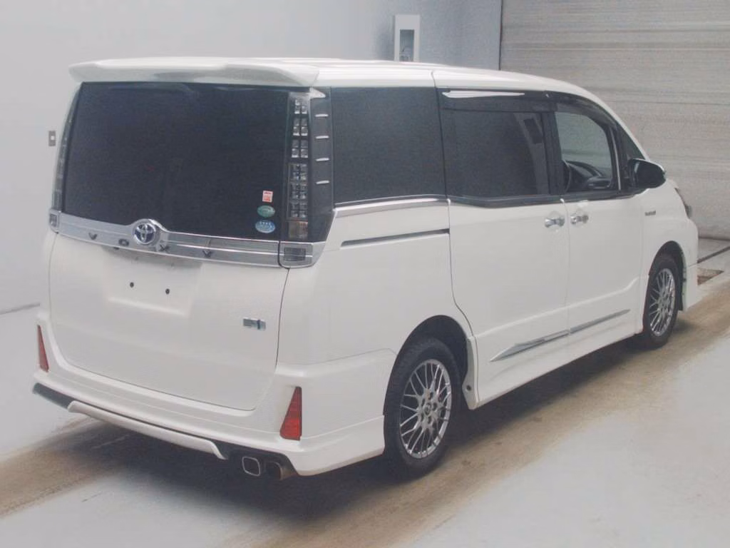 TOYOTA VOXY