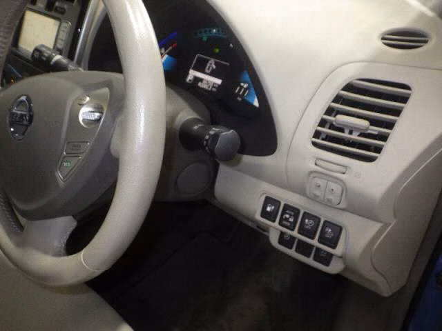 NISSAN LEAF