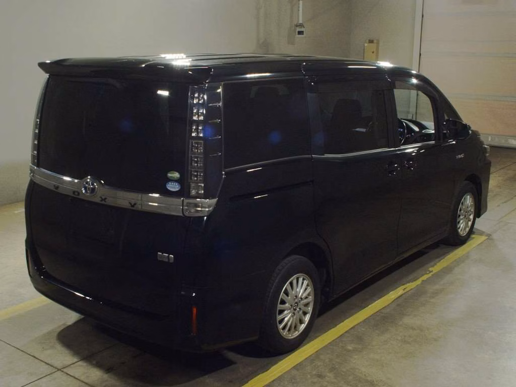 TOYOTA VOXY