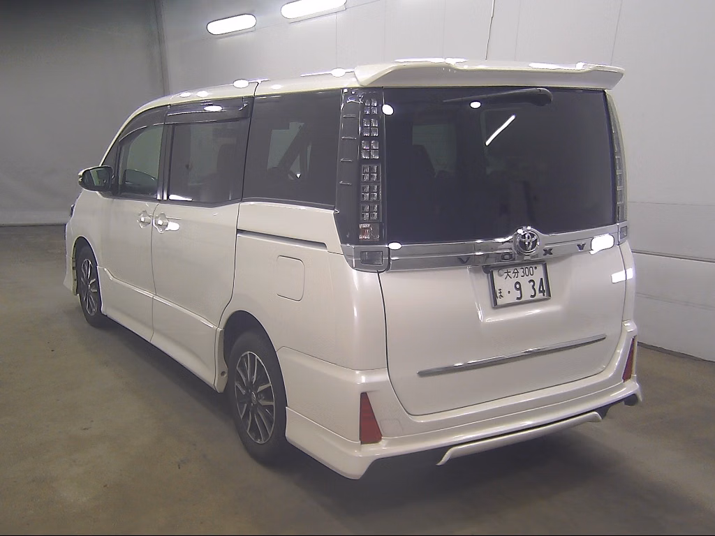 TOYOTA VOXY