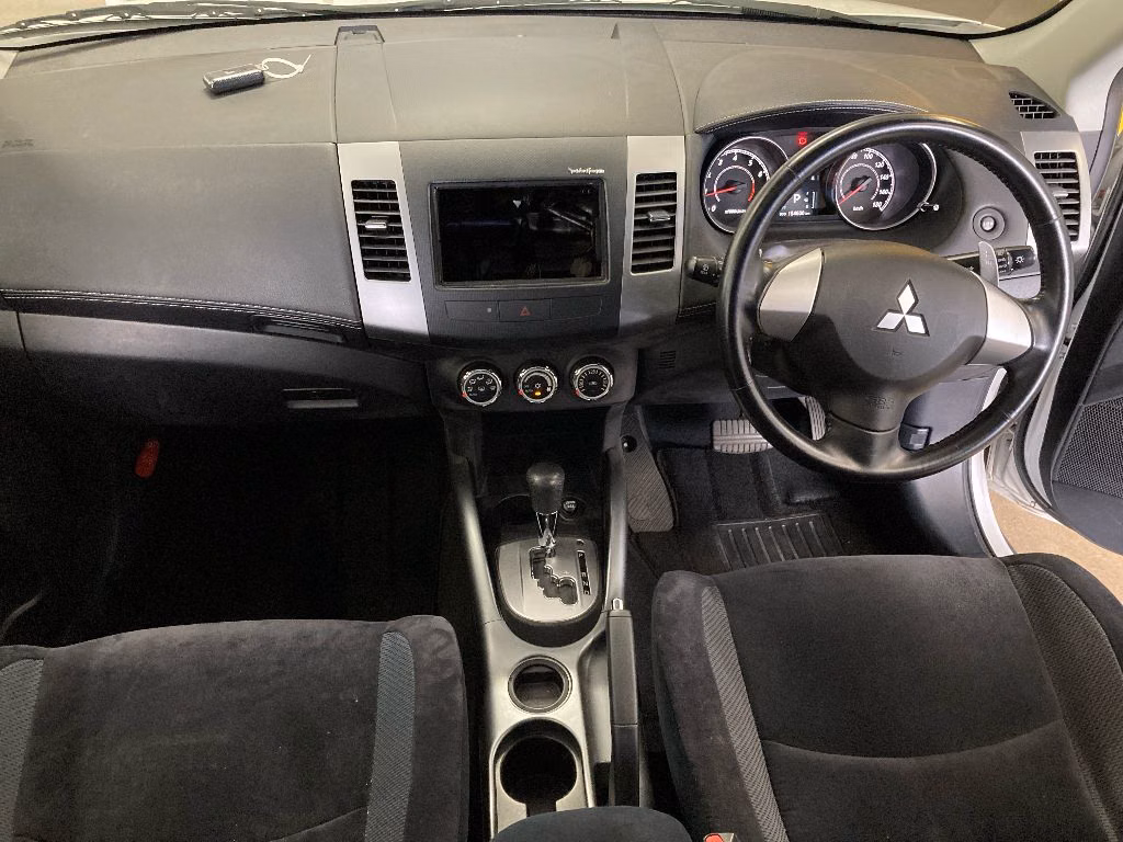 MITSUBISHI OUTLANDER
