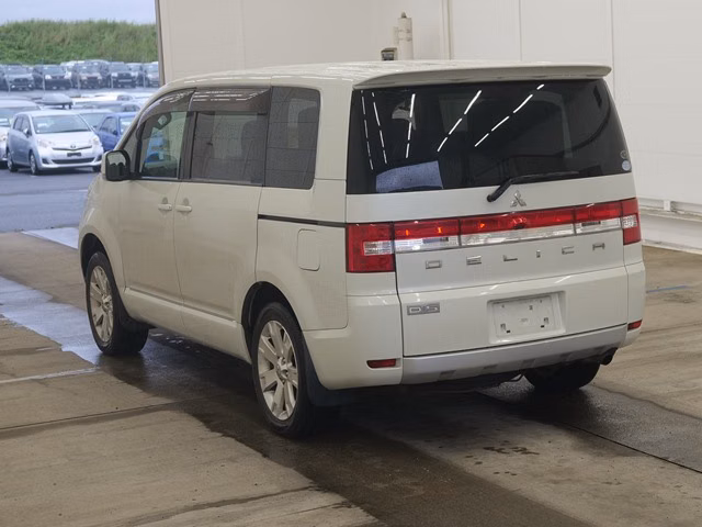Mitsubishi Delica D:5