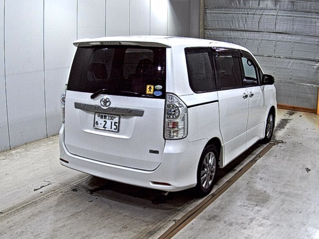 TOYOTA VOXY