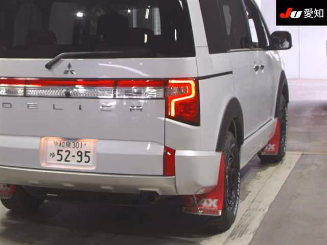 Mitsubishi Delica D:5
