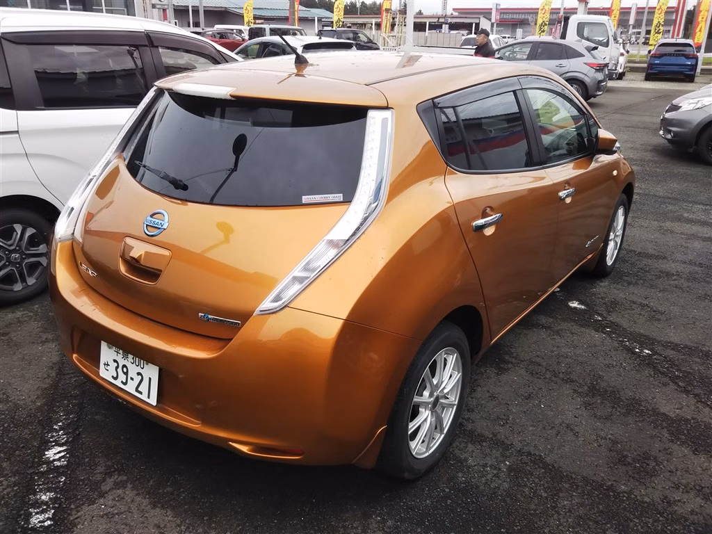 NISSAN LEAF